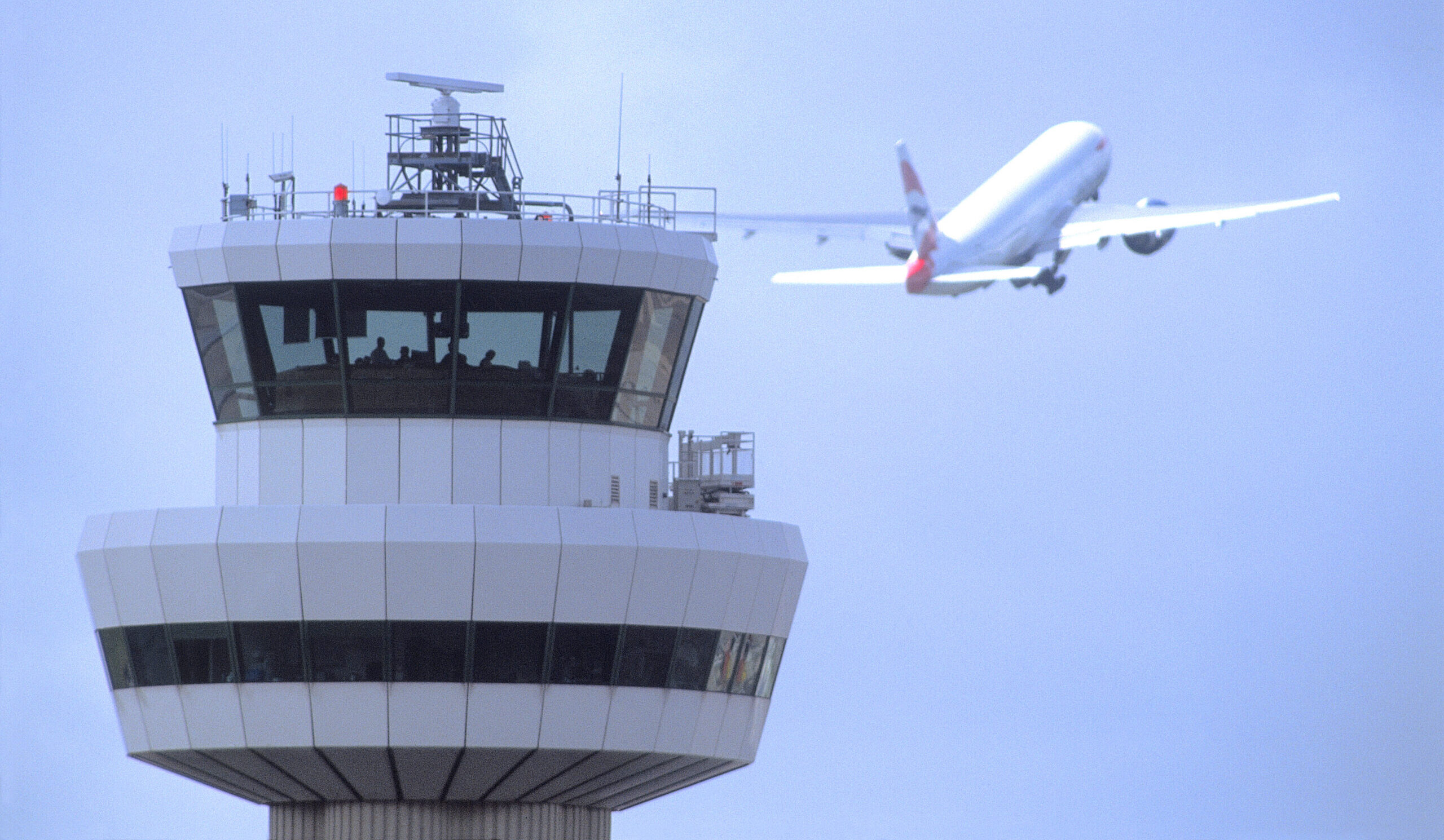 Airport-facilities-and-infrastructure-London-Gatwick-Airport-control-tower.jpg-scaled.jpg